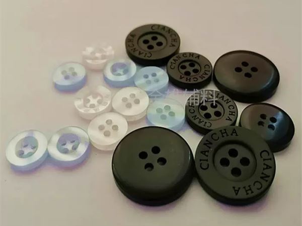 Nút nhựa khắc chữ - Khuy, Nút Đông Phương Thuận - Công Ty TNHH Một Thành Viên Đông Phương Thuận
